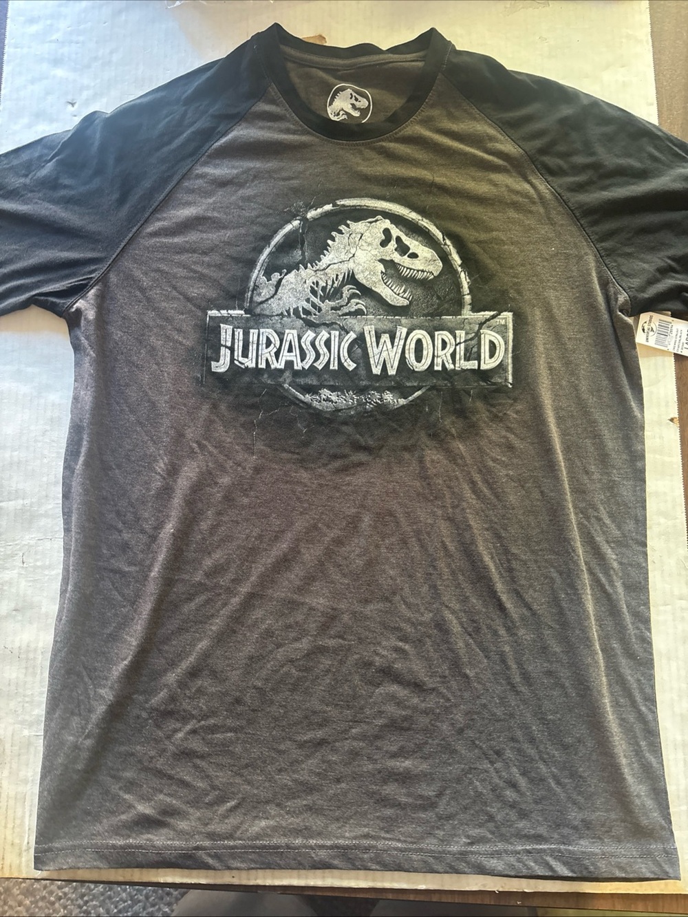 NWT Universal Jurassic World Men’s Raglan Tee - Black/Charcoal